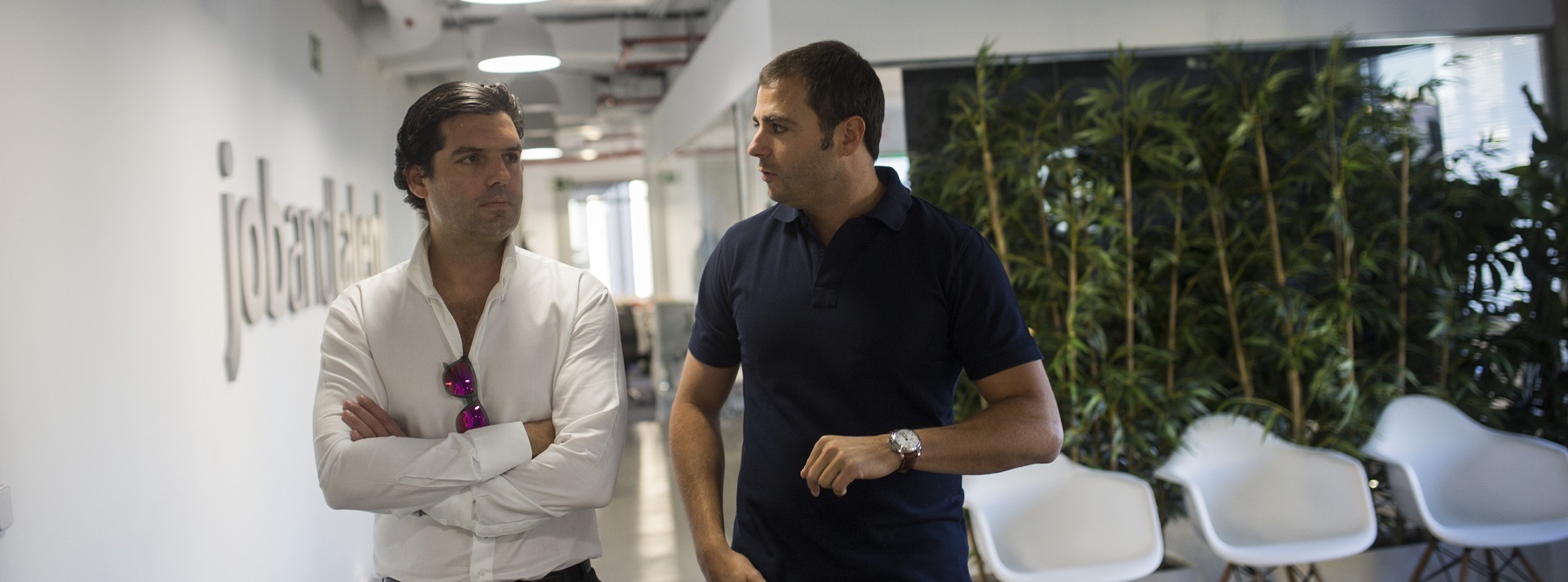 Madrid, 6 de octubre de 2016. El empresario venezolano Alejandro Betancourt, que ha invertido 50 millones de euros en la compañía de gafas española Hawkers, habla con Felix Ruiz en la sede de la empresa Job and Talent.  Foto: Antonio Heredia